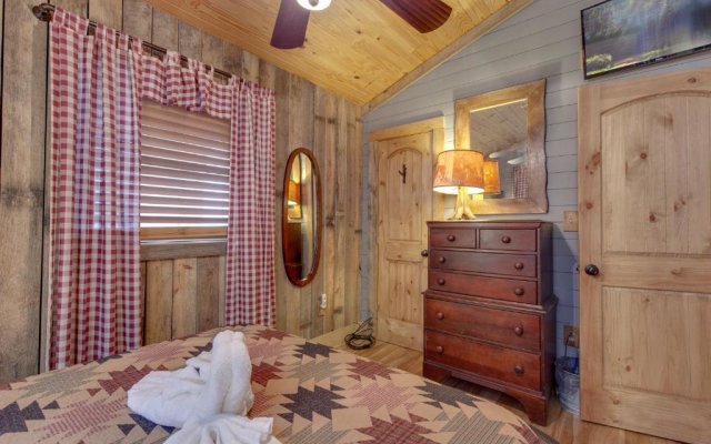 Swiss Bear Haus, 4 Bedrooms, Hot Tub, Pool Access, Sleeps 12