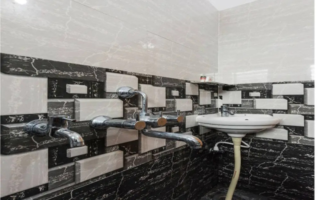 STAYMAKER Crown Residency