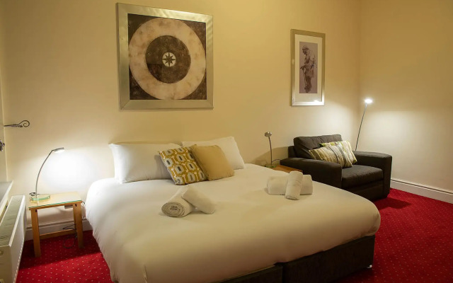 The Knighton Apartment by Paymán Club