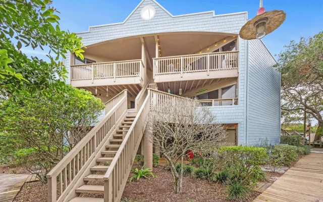 Treetop Beach Condo Sleeps 7!