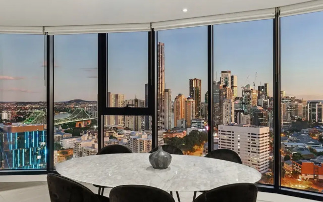 Fortitude Valley 3-bed, Top Floor + Bridge View