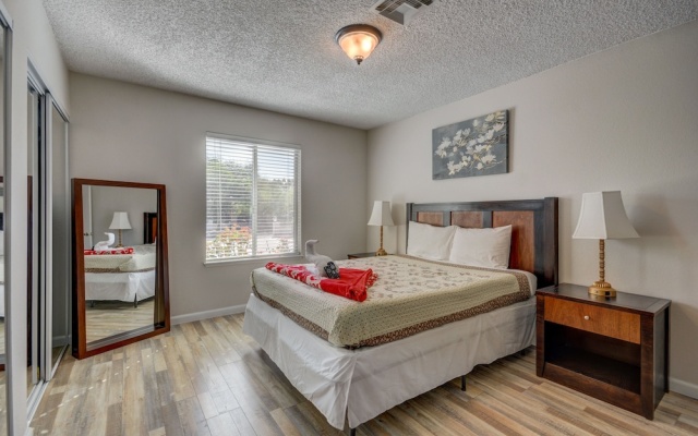 Luxurious 4BR House with Large Pool Near Strip