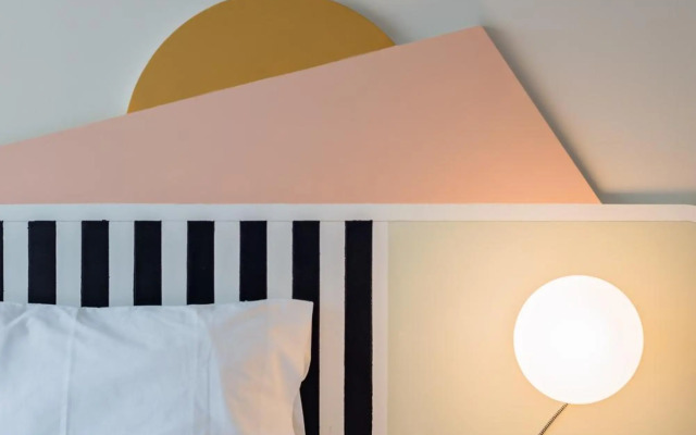 UNIQUE Modernist Duplex apartment & PARKING