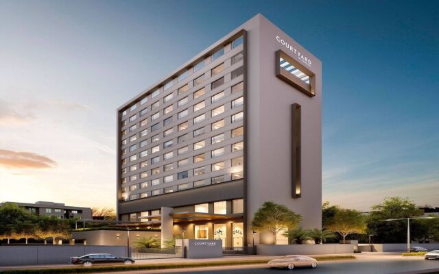 Courtyard By Marriott Vadodara