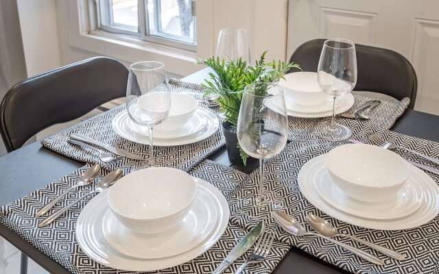 Beautiful Private Bedroom in Mile-End
