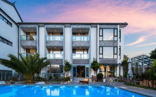 Tranquil Haven: Blossoms and Full Moon with Mountain and Sea Views Guesthouse (Dali Shuanglang) – Pool – Dali
