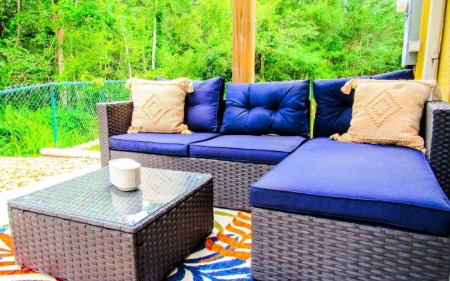 Stylish 3 Bedroom Home Private Balcony Patio