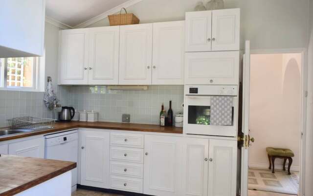 Leafy Hideaway House with Table Mountain Views