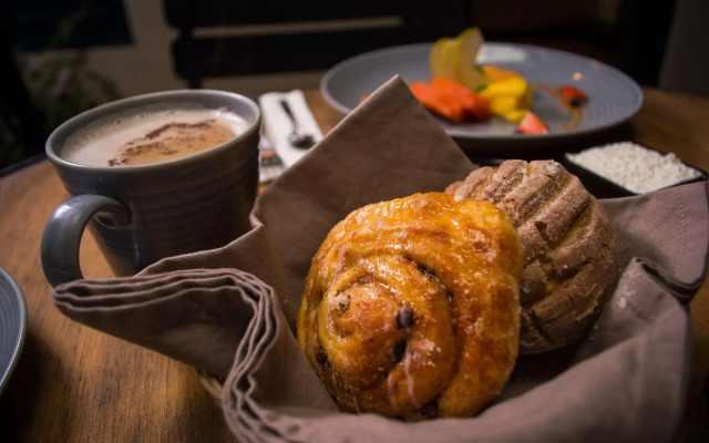 Antigua Trece Hotel Fusión