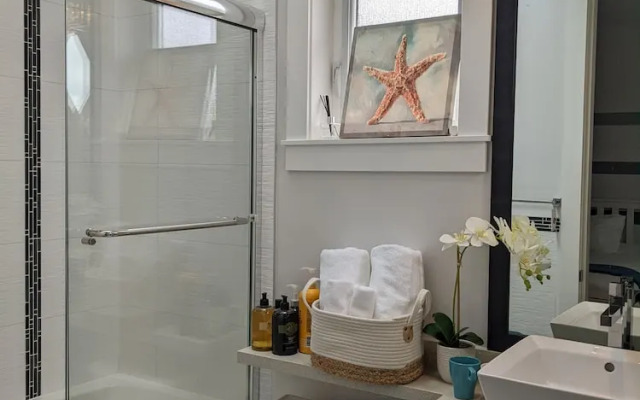 Vancouver West Cozy Retreat by Host Launch