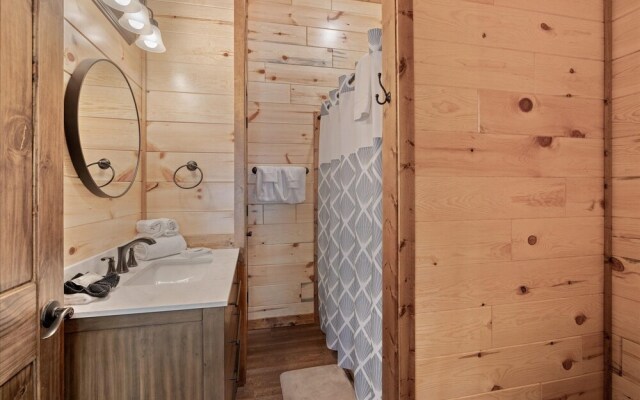 Smokey Treats 5 Bedroom Cabin by RedAwning