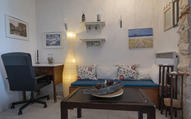 Poseidon Seafront Apartment by Rentalspro