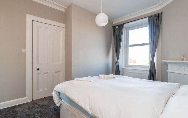 Silver Lining Charming Meadowbank Flat