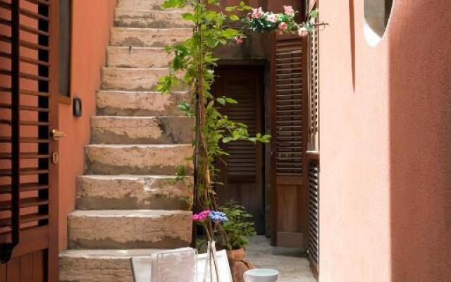 the flowery courtyard srl no12