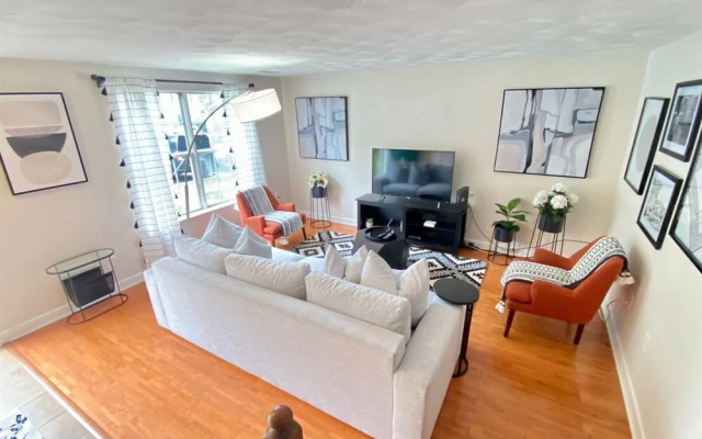 Top Rated Townhome - Our Reviews say it All. Large Discount During Pandemic. Self Checkin, Pet Friendly! Super-host Support