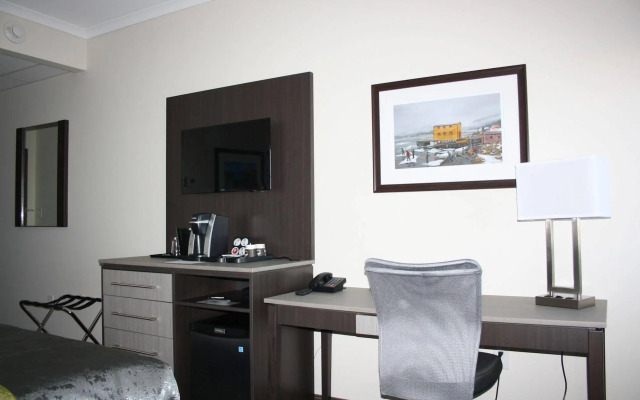 Crossroads Inn & Suites