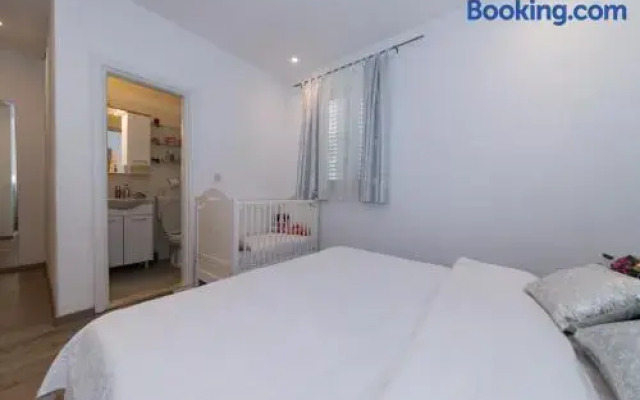 Family friendly apartment, great for children, huge yard and lots of toys