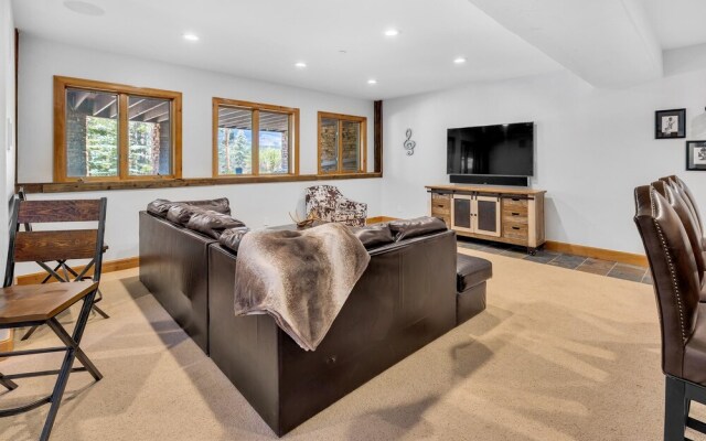 Majestic Lodge Retreat Amenities & Views