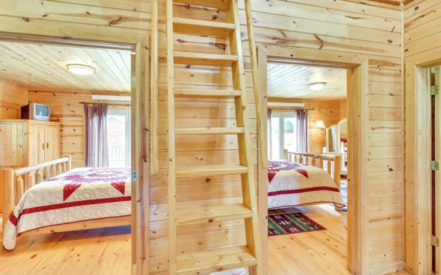 Wraparound Deck & Grill: Deadwood Cabin