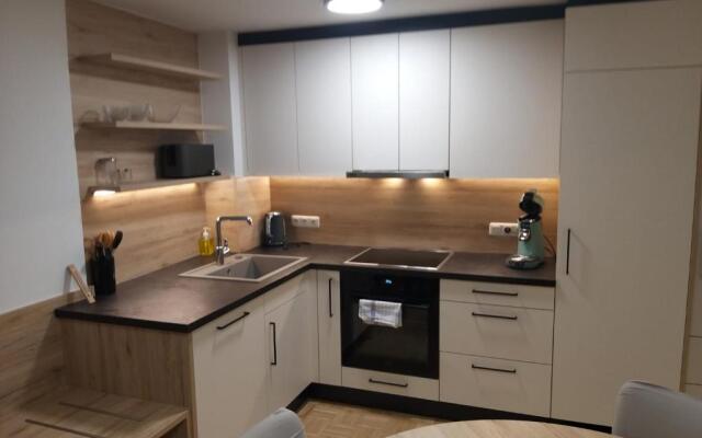 Modern Apartment, Full Kitchen, for 6