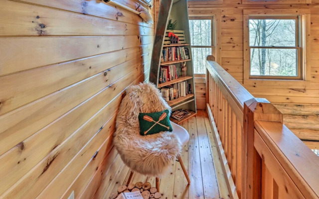 Blue Ridge Log Cabin w/ Hot Tub & Game Room!