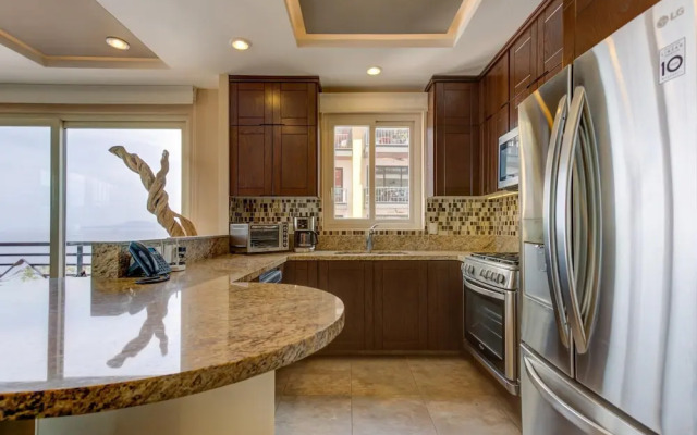 Signature Pinnacle 205 - Luxury Condo With Ocean Views