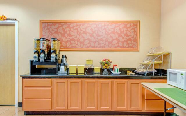Days Hotel & Conference Center by Wyndham Methuen MA