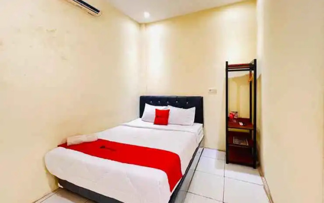 RedDoorz near Alun Alun Sidoarjo