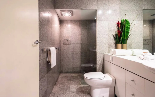 Adelaide CBD Luxury  Spa Netflix Wifi