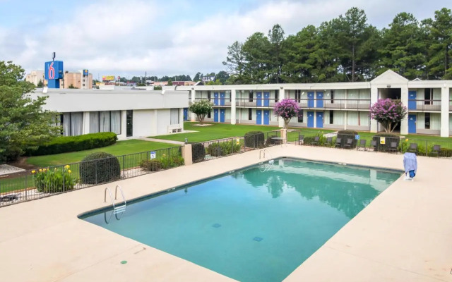 Motel 6 Conyers