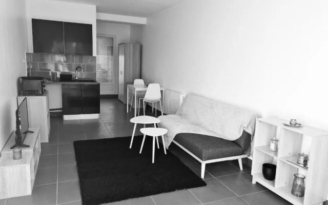 Jolie studio au calme avec jardin privatif.