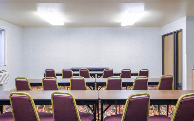 Super 8 Motel - Wheeling