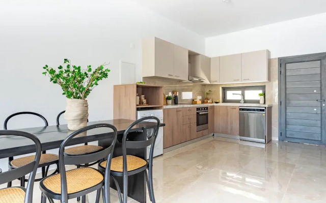 Sanders River Plaza - Neat 2 Bedroom Apt With Balcony