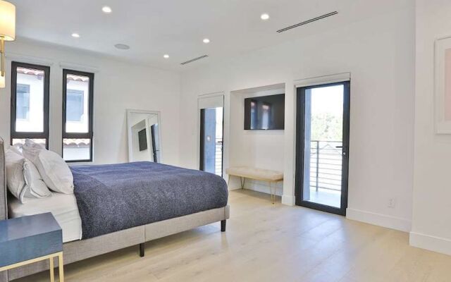 Spacious 5 Bedroom West Hollywood Home With Pool