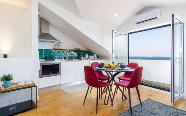 Lovelystay - Turquoise River View II