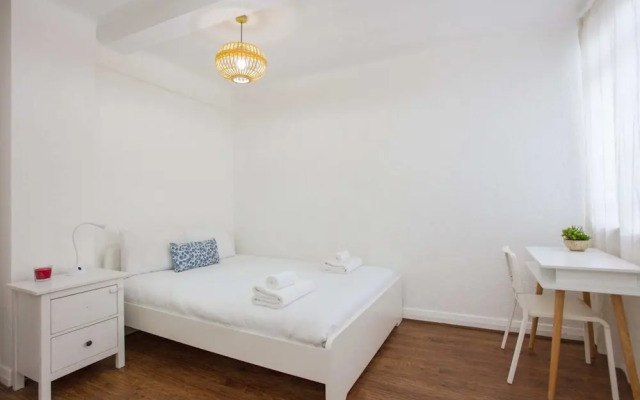 Contemporary 2 Bedroom Flat in Bayswater