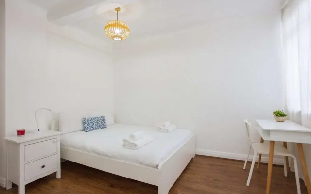 Contemporary 2 Bedroom Flat in Bayswater