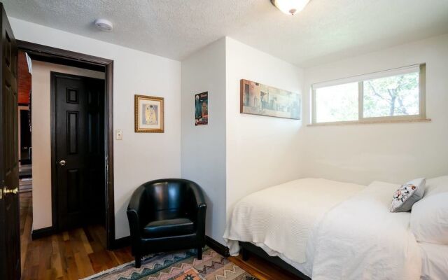 Casa de Henrichs & The Den Spacious Backyard