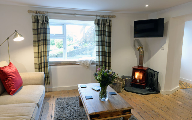 The Cwtch - Luxury Cottage, Sea Views, Pet Friendly