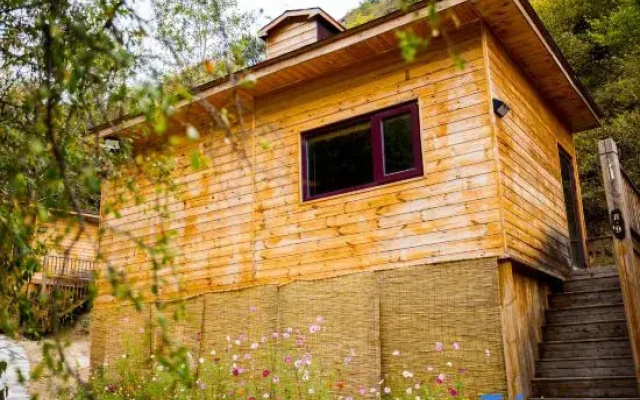 Wuling Mountain's Shouyuzirangjingba Guesthouse