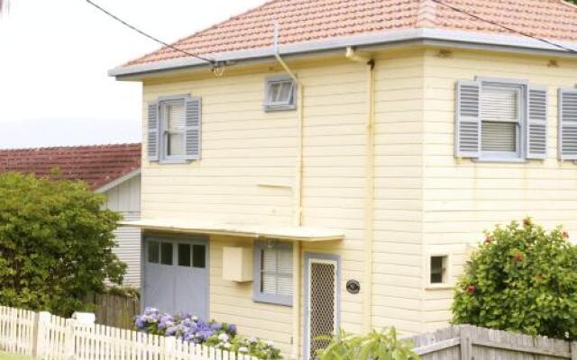 Lorikeet Retreat, 11 Hodgson Street