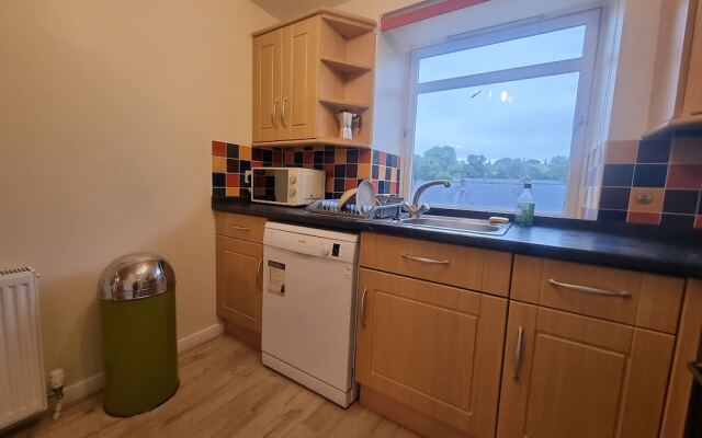 Lovely 2 Bedroom Apartment With Private Parking