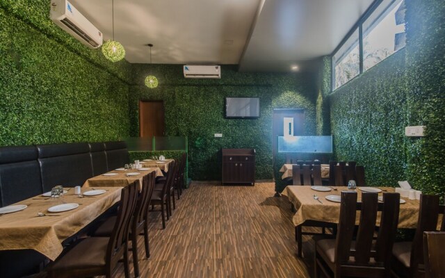 OYO 7136 Solitaire Residency