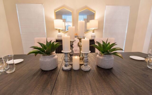 Hollywood Dream House - 5 Bedroom with Heated Pool