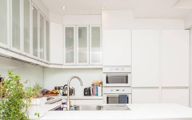 Bright 3 Bedroom Home in Clapham South