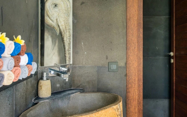 Family Friendly Private Villa, 5 BR, Canggu w/ Staff