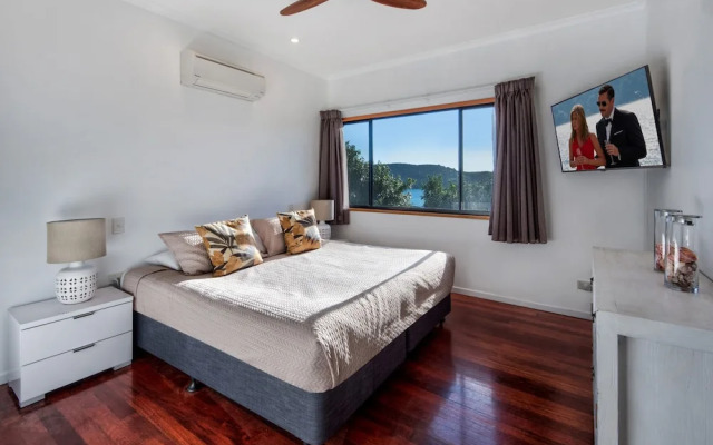 The Boathouse - Luxury Holiday Home with Jacuzzi