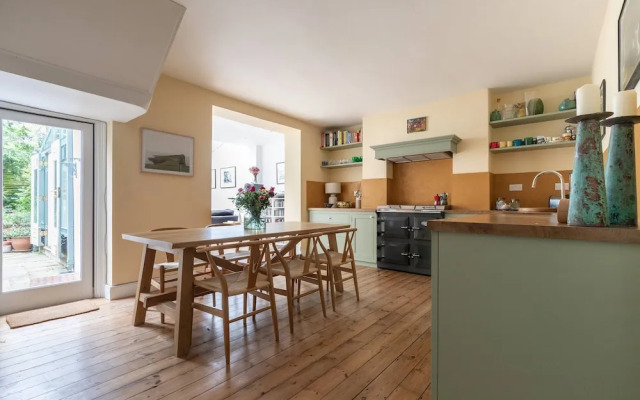 Englefield Road by Onefinestay