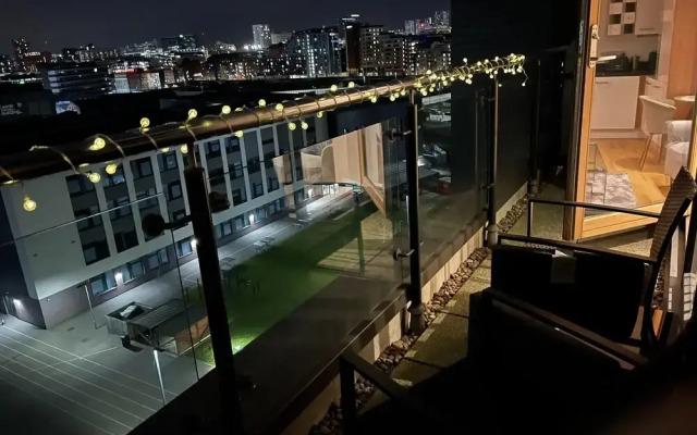 King Deluxe City Apt, Balcony View & Free Parking!