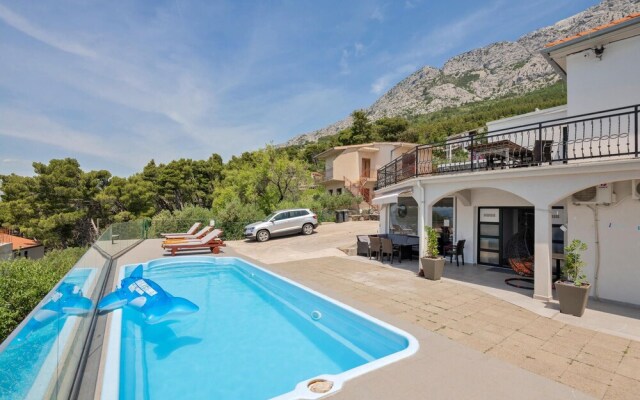 Nice Home in Brela with Hot Tub, WiFi & 4 Bedrooms